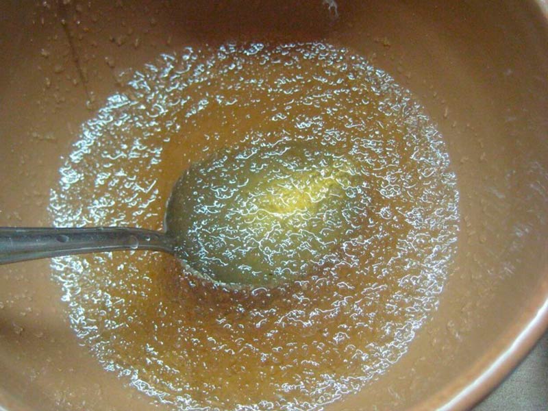 Сухой желатин заливают 250 мл охлажденного кипятка
